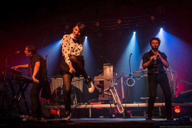 Swing Me Prague: Caravan Palace, Mydy Rabycad i Voila! electroswingovou jízdou rozhýbali Pragovku