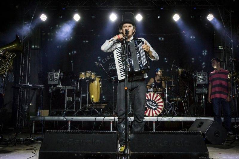 Swing Me Prague: Caravan Palace, Mydy Rabycad i Voila! electroswingovou jízdou rozhýbali Pragovku