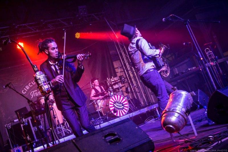 Swing Me Prague: Caravan Palace, Mydy Rabycad i Voila! electroswingovou jízdou rozhýbali Pragovku