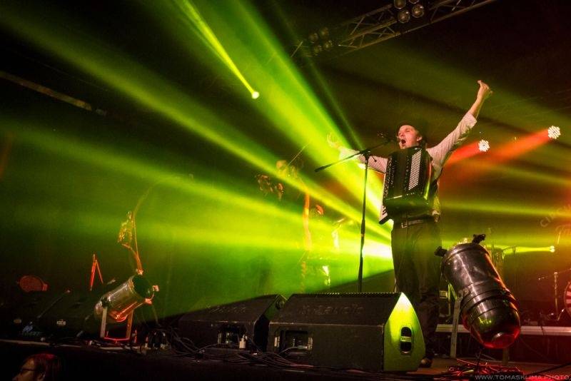 Swing Me Prague: Caravan Palace, Mydy Rabycad i Voila! electroswingovou jízdou rozhýbali Pragovku