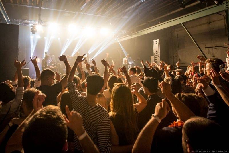 Swing Me Prague: Caravan Palace, Mydy Rabycad i Voila! electroswingovou jízdou rozhýbali Pragovku