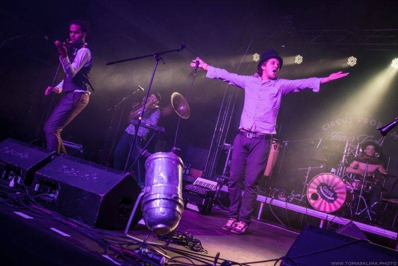 Swing Me Prague: Caravan Palace, Mydy Rabycad i Voila! electroswingovou jízdou rozhýbali Pragovku