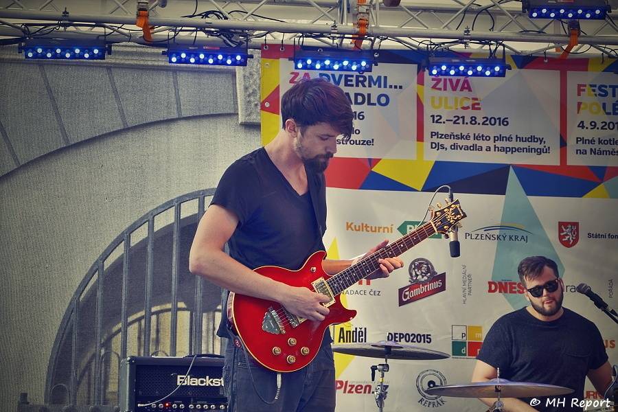 Plzeň rozezněla Živá ulice. Na úvod hráli Donnie Darko i Znouzectnost