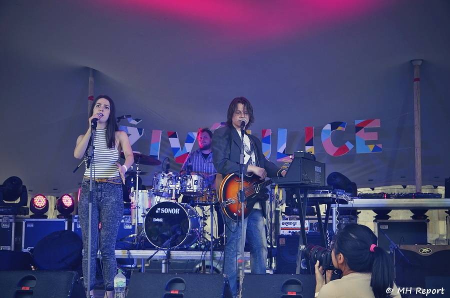 Plzeň rozezněla Živá ulice. Na úvod hráli Donnie Darko i Znouzectnost