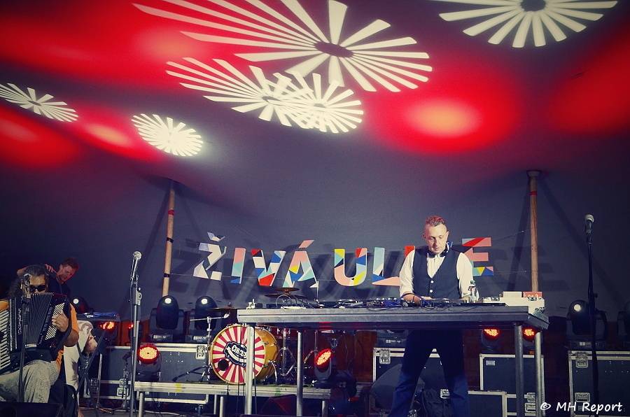 Plzeň rozezněla Živá ulice. Na úvod hráli Donnie Darko i Znouzectnost