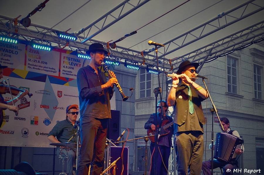 Plzeň rozezněla Živá ulice. Na úvod hráli Donnie Darko i Znouzectnost