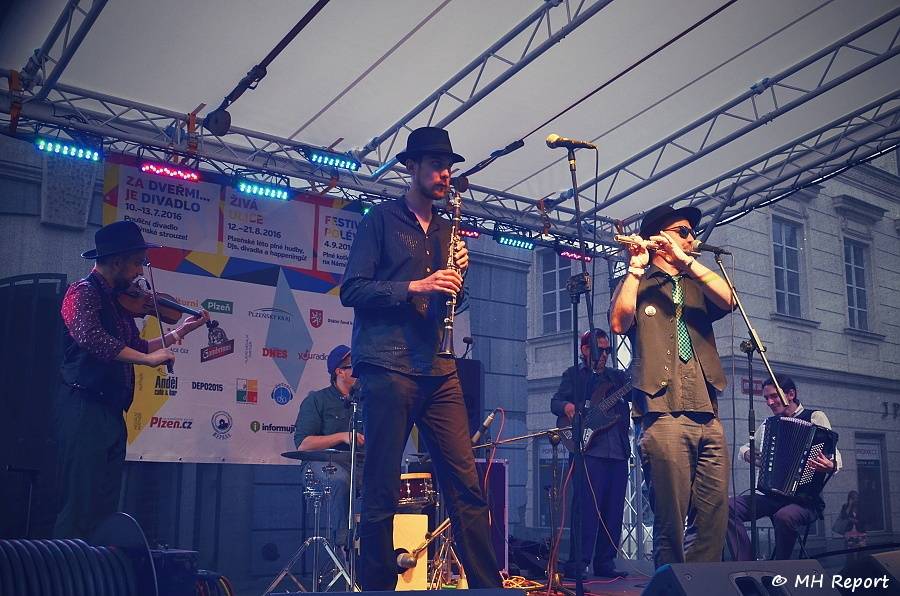 Plzeň rozezněla Živá ulice. Na úvod hráli Donnie Darko i Znouzectnost