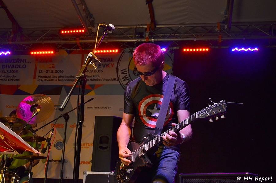 Plzeň rozezněla Živá ulice. Na úvod hráli Donnie Darko i Znouzectnost