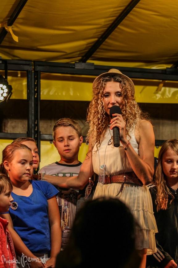 Olga Lounová navštívila rodný sever. Přivezla očekávané, ale i experimenty v podobě metalu