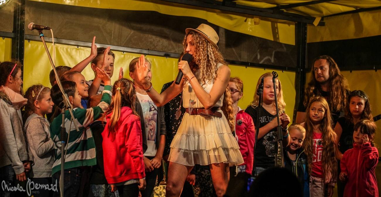 Olga Lounová navštívila rodný sever. Přivezla očekávané, ale i experimenty v podobě metalu