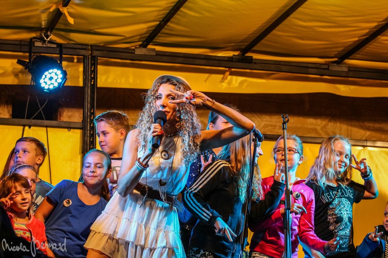 Olga Lounová navštívila rodný sever. Přivezla očekávané, ale i experimenty v podobě metalu