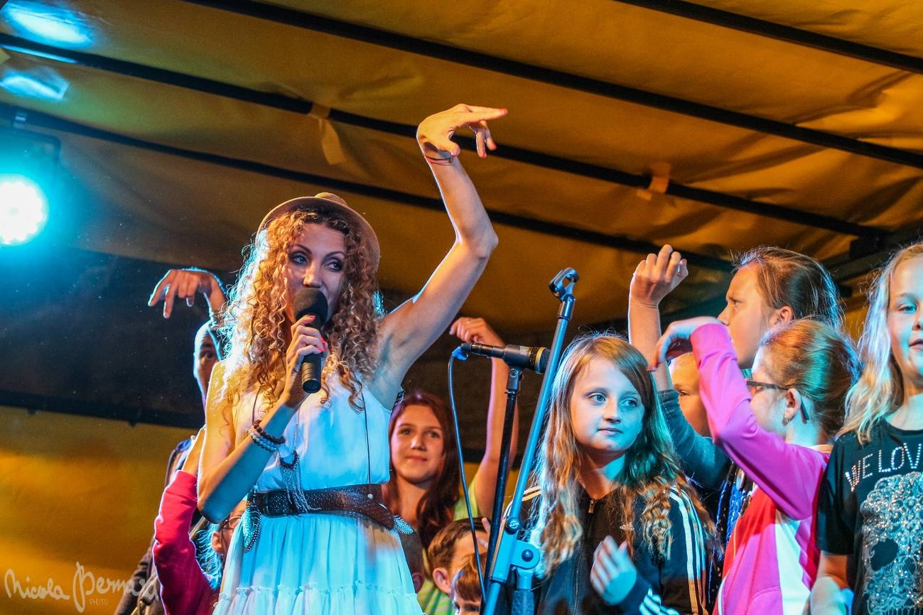 Olga Lounová navštívila rodný sever. Přivezla očekávané, ale i experimenty v podobě metalu