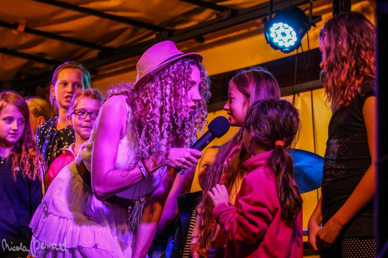 Olga Lounová navštívila rodný sever. Přivezla očekávané, ale i experimenty v podobě metalu