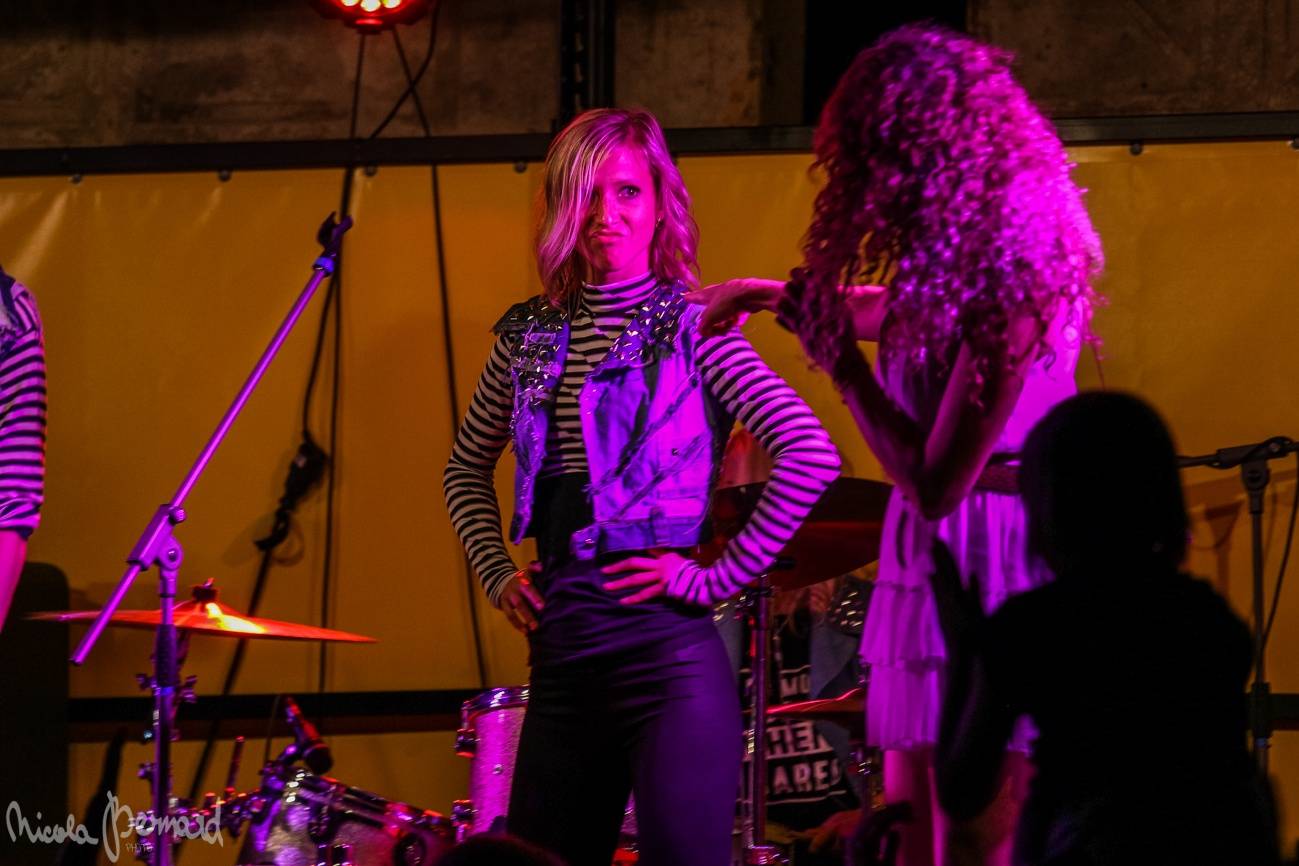 Olga Lounová navštívila rodný sever. Přivezla očekávané, ale i experimenty v podobě metalu