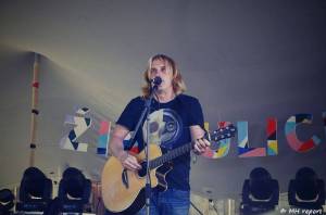 Živá ulice se táhne celou Plzní. Pro děti hráli Mixle v piksle, zářili i Tony Ducháček a Garage