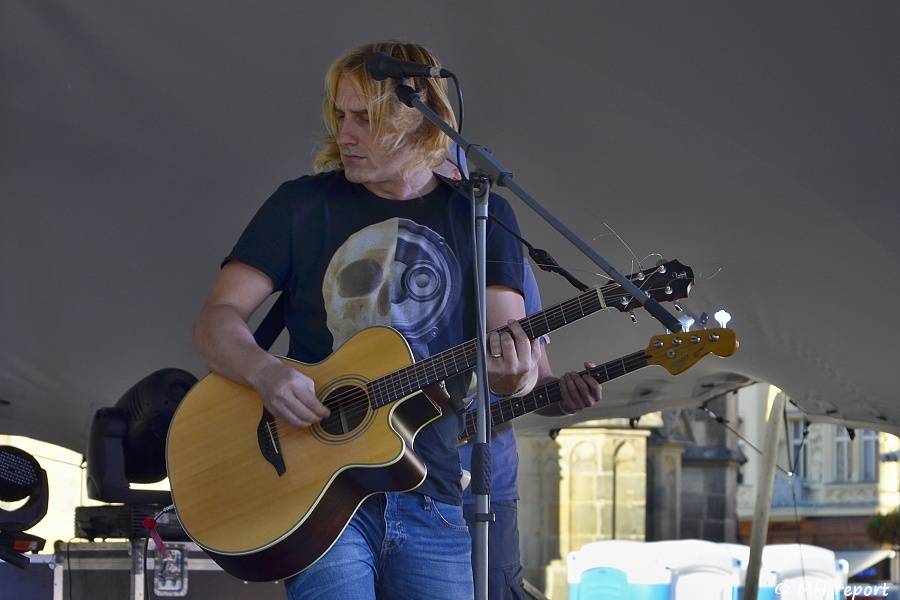 Živá ulice se táhne celou Plzní. Pro děti hráli Mixle v piksle, zářili i Tony Ducháček a Garage