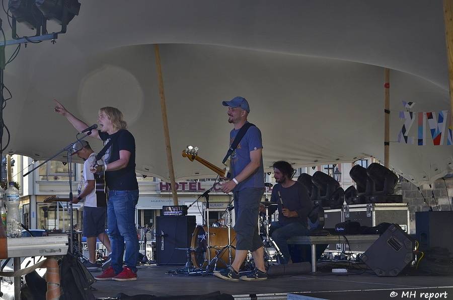 Živá ulice se táhne celou Plzní. Pro děti hráli Mixle v piksle, zářili i Tony Ducháček a Garage