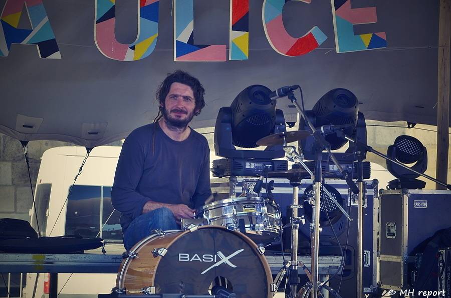 Živá ulice se táhne celou Plzní. Pro děti hráli Mixle v piksle, zářili i Tony Ducháček a Garage