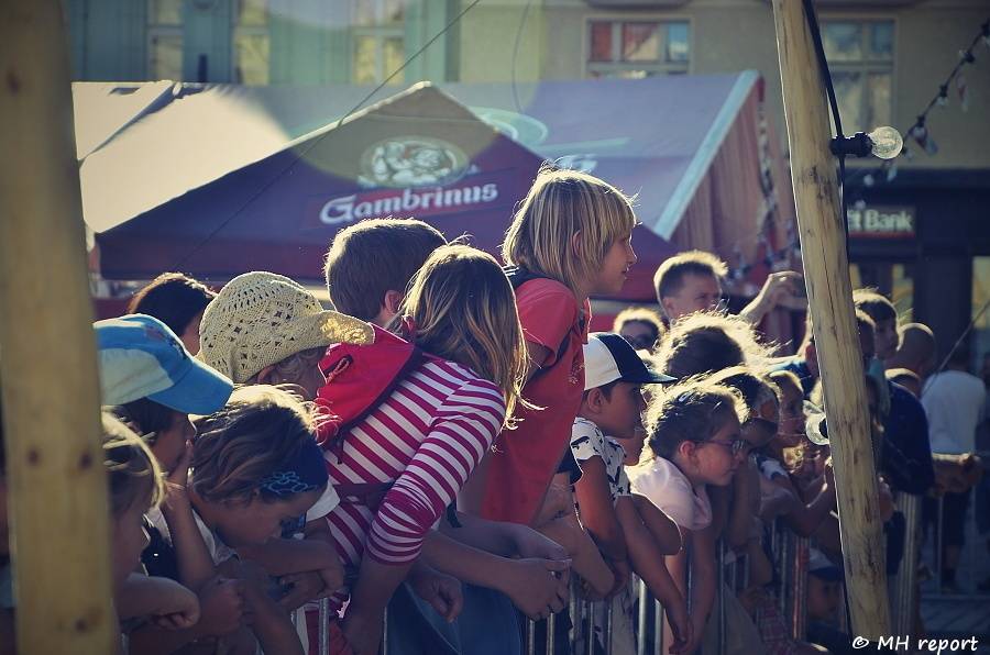 Živá ulice se táhne celou Plzní. Pro děti hráli Mixle v piksle, zářili i Tony Ducháček a Garage