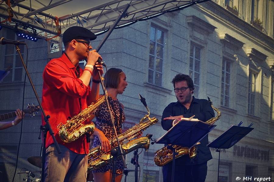 Živá ulice se táhne celou Plzní. Pro děti hráli Mixle v piksle, zářili i Tony Ducháček a Garage