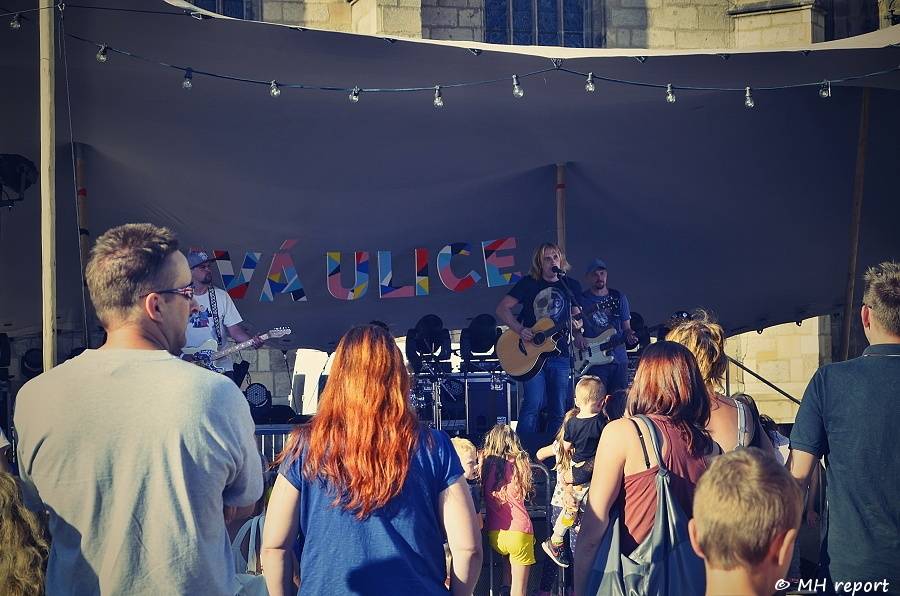 Živá ulice se táhne celou Plzní. Pro děti hráli Mixle v piksle, zářili i Tony Ducháček a Garage