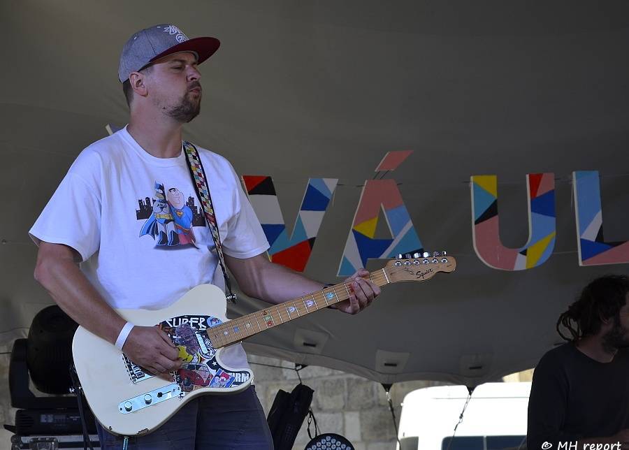 Živá ulice se táhne celou Plzní. Pro děti hráli Mixle v piksle, zářili i Tony Ducháček a Garage