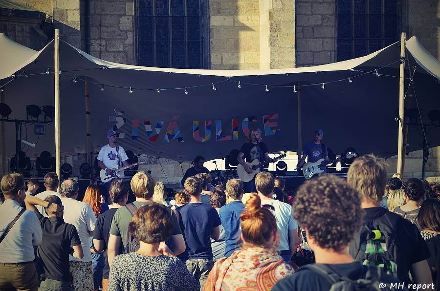 Živá ulice se táhne celou Plzní. Pro děti hráli Mixle v piksle, zářili i Tony Ducháček a Garage