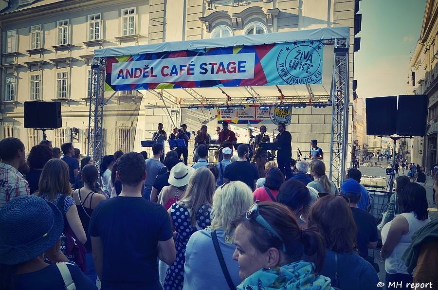 Živá ulice se táhne celou Plzní. Pro děti hráli Mixle v piksle, zářili i Tony Ducháček a Garage