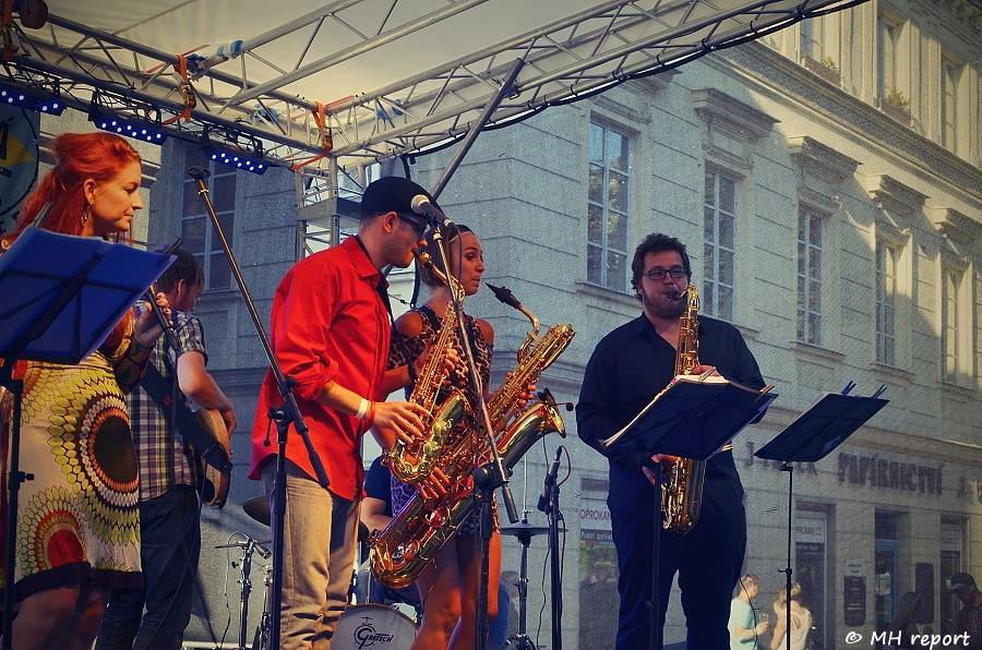 Živá ulice se táhne celou Plzní. Pro děti hráli Mixle v piksle, zářili i Tony Ducháček a Garage