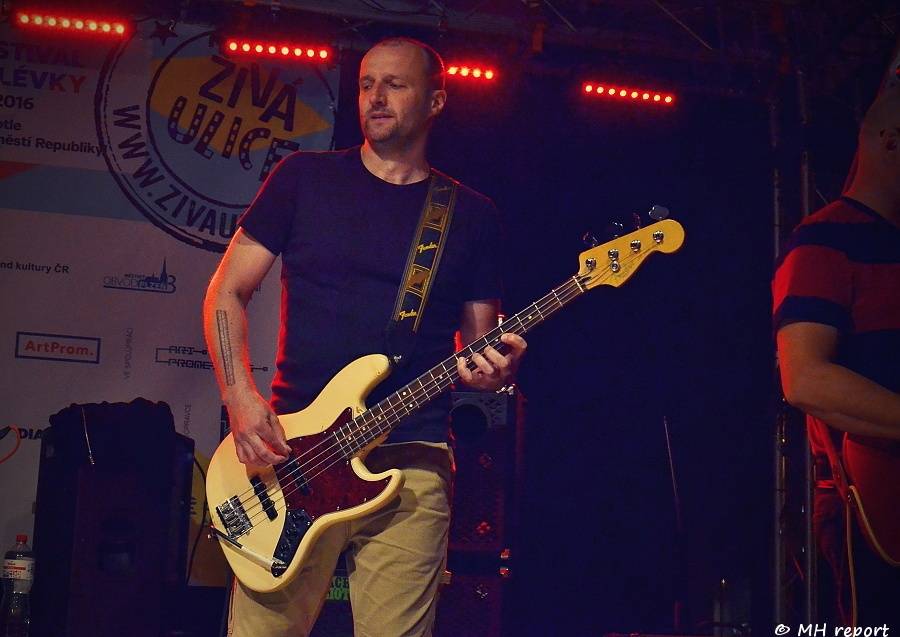 Živá ulice se táhne celou Plzní. Pro děti hráli Mixle v piksle, zářili i Tony Ducháček a Garage