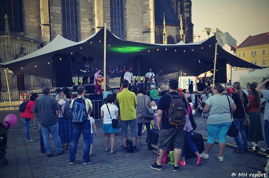 Živá ulice se táhne celou Plzní. Pro děti hráli Mixle v piksle, zářili i Tony Ducháček a Garage