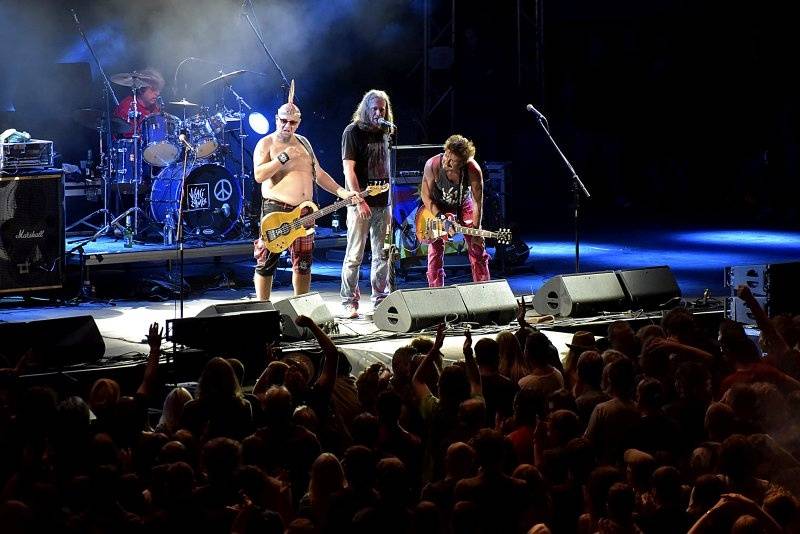 Začal festival Trutnoff, na úvod vystoupil Jake Bugg i kastráti