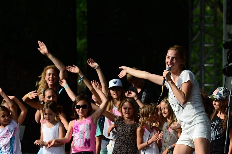 Okoř praskala ve švech: David Koller, Ewa Farna či Xindl X přivezli svoje hity