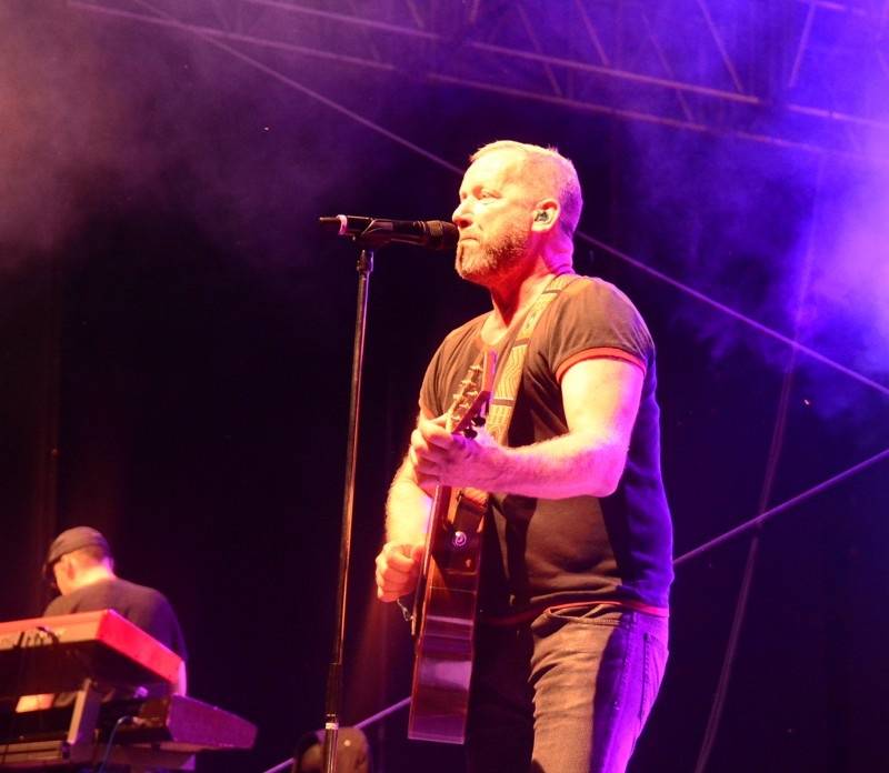 Okoř praskala ve švech: David Koller, Ewa Farna či Xindl X přivezli svoje hity