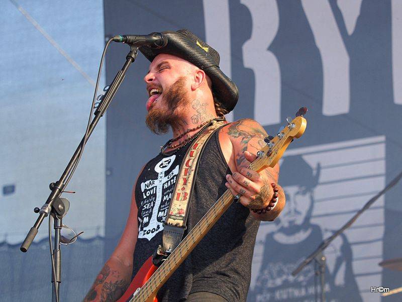 Na Bouzově zpívaly tisíce lidí se skupinami Kabát nebo Divokej Bill