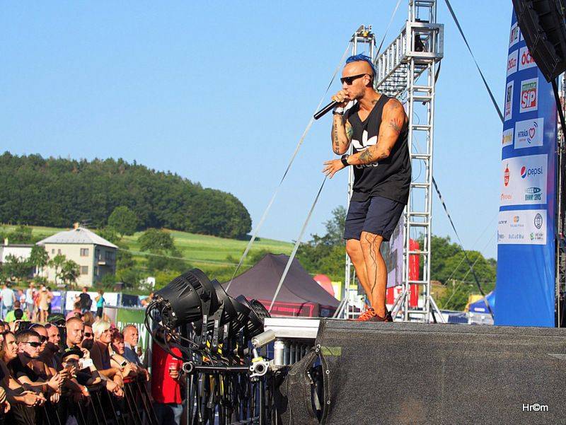 Na Bouzově zpívaly tisíce lidí se skupinami Kabát nebo Divokej Bill