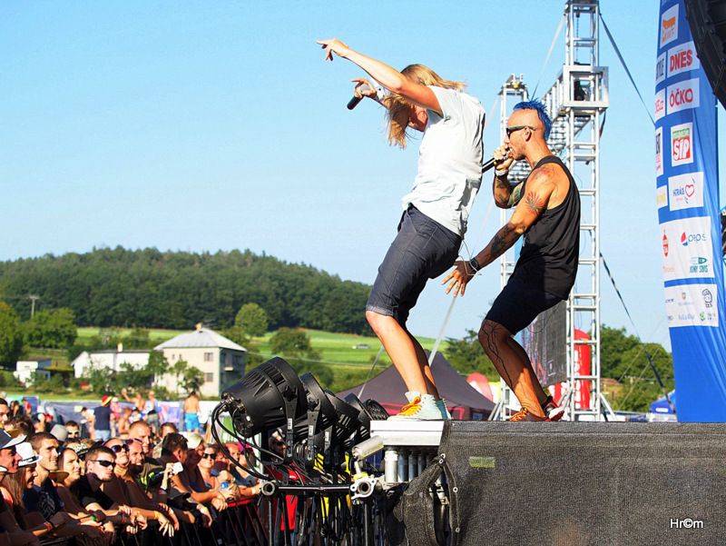 Na Bouzově zpívaly tisíce lidí se skupinami Kabát nebo Divokej Bill