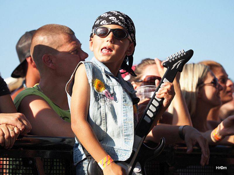 Na Bouzově zpívaly tisíce lidí se skupinami Kabát nebo Divokej Bill