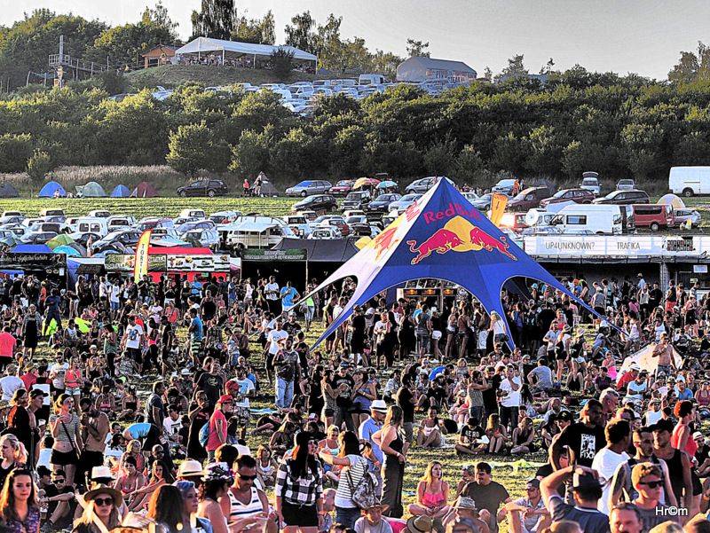 Na Bouzově zpívaly tisíce lidí se skupinami Kabát nebo Divokej Bill