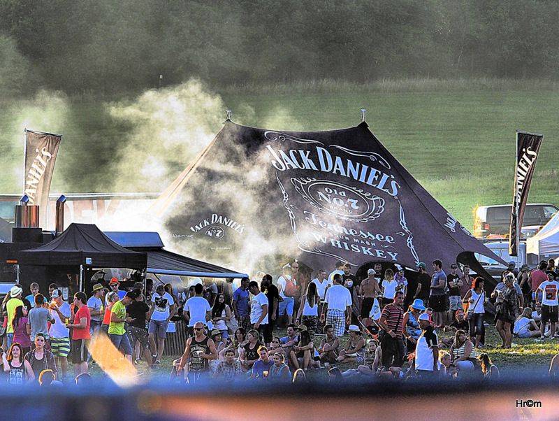 Na Bouzově zpívaly tisíce lidí se skupinami Kabát nebo Divokej Bill