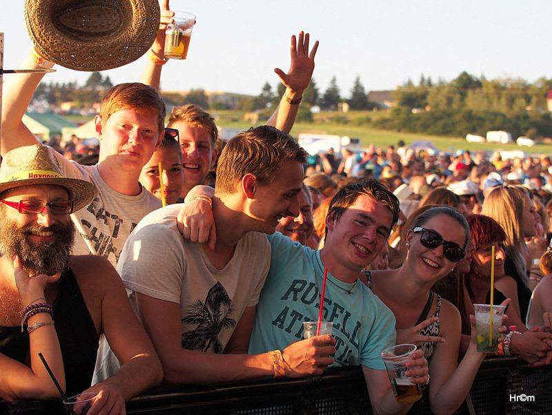 Na Bouzově zpívaly tisíce lidí se skupinami Kabát nebo Divokej Bill