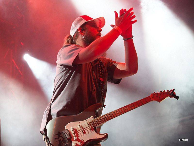 Na Bouzově zpívaly tisíce lidí se skupinami Kabát nebo Divokej Bill