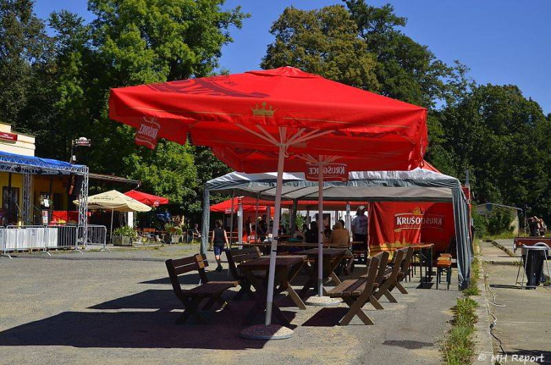Ještě jeden fest v Tachově zchladil fanoušky umělým sněhem. Na pódiu to rozjeli Trautenberk nebo Donnie Darko
