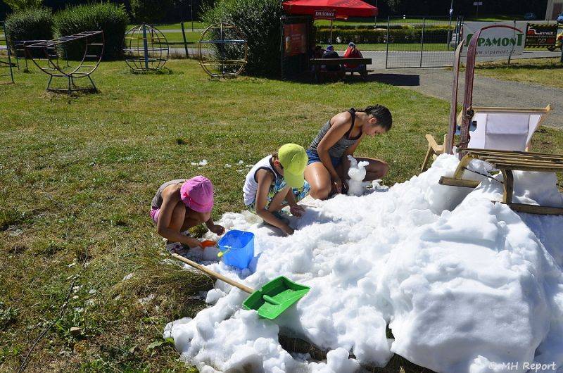 Ještě jeden fest v Tachově zchladil fanoušky umělým sněhem. Na pódiu to rozjeli Trautenberk nebo Donnie Darko