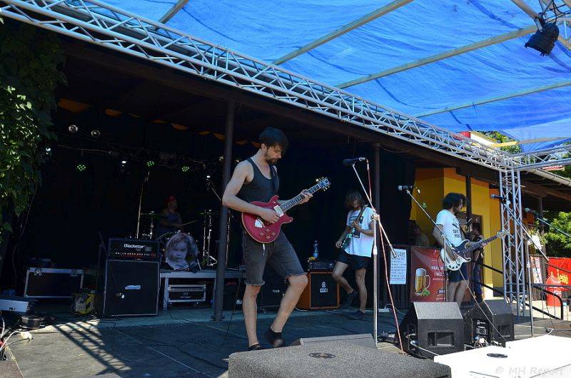 Ještě jeden fest v Tachově zchladil fanoušky umělým sněhem. Na pódiu to rozjeli Trautenberk nebo Donnie Darko