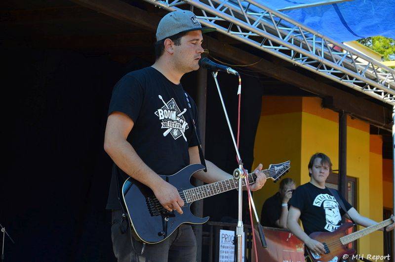 Ještě jeden fest v Tachově zchladil fanoušky umělým sněhem. Na pódiu to rozjeli Trautenberk nebo Donnie Darko
