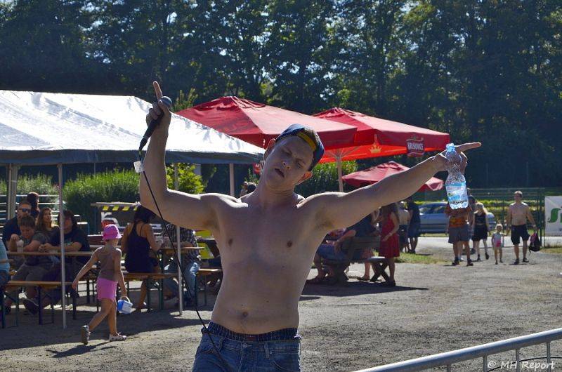 Ještě jeden fest v Tachově zchladil fanoušky umělým sněhem. Na pódiu to rozjeli Trautenberk nebo Donnie Darko