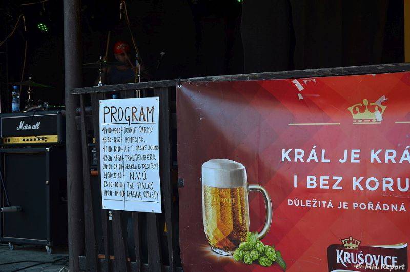 Ještě jeden fest v Tachově zchladil fanoušky umělým sněhem. Na pódiu to rozjeli Trautenberk nebo Donnie Darko