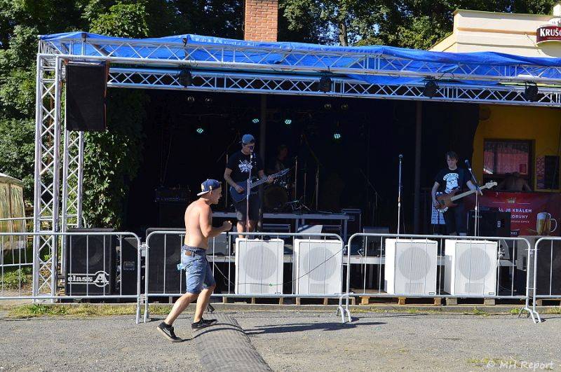 Ještě jeden fest v Tachově zchladil fanoušky umělým sněhem. Na pódiu to rozjeli Trautenberk nebo Donnie Darko