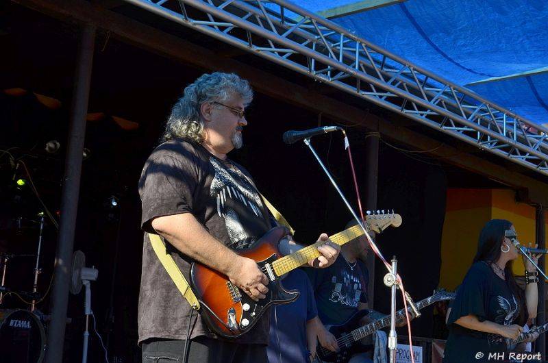 Ještě jeden fest v Tachově zchladil fanoušky umělým sněhem. Na pódiu to rozjeli Trautenberk nebo Donnie Darko